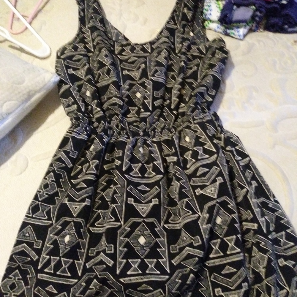 Dresses - Picture 4 of 8